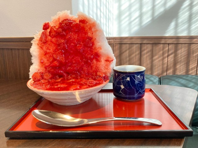 断崖絶壁のかき氷!? 老舗老舗の和菓子屋さん「志むら」の喫茶室で絶品かき氷を堪能→通いたくなる理由がありました